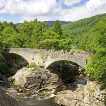 Steinbrücke im Wald am Great Glen Way