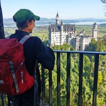 Wanderrast mit Blick auf Schloss Neuschwanstein