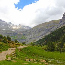 Bergpanorama am Wanderweg durch die Pyrenäen