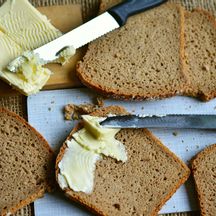 Frisches Brot mit Butter