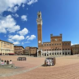 The Piazza del Campo mit dem Palazzo Pubblico in Siena