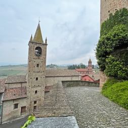 Kirchturm in Barolo