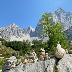 Steinmaennchen vor dem Dachsteinmassiv