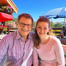 Vater und Tochter bei einer Wanderpause