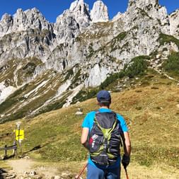 Hikers in front of the rugged mountain peaks on the Gosaukamm