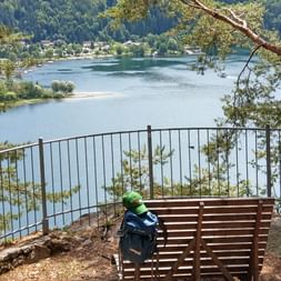 Wanderrast mit Seeblick