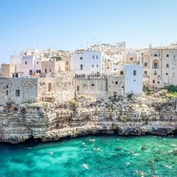 Blick auf die Stadt Polignano an der Klippe
