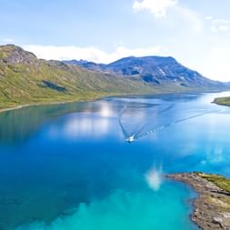 Aussicht auf tiefblauen See am Bitihorn