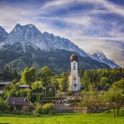 Die Kirche von Grainau mit der Zugspitze im Hintergrund