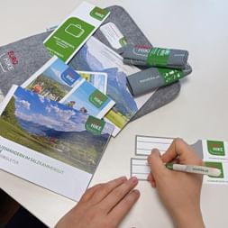 Labelling of luggage tags incl. travel documents