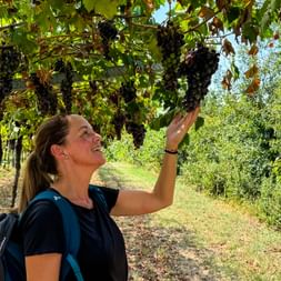 Wanderin genießt den Weg entlang der Weinreben
