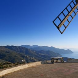 Windmühle mit Ausblick auf das Meer