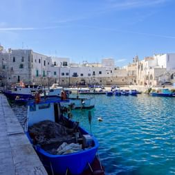 Blick auf den Hafen in Apulien