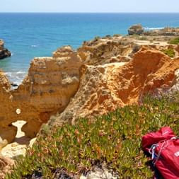Steinige Landschaft beim Wandern an der Algarve