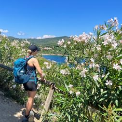 Wanderin umrandet von vielen "Olenader" Blumen