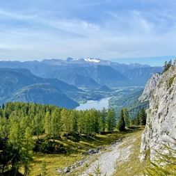 Panoramablick auf den Grundlsee und den Dachsteingletscher