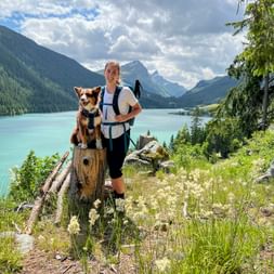 Wanderin mit ihrem Hund macht Pause am Sufnersee