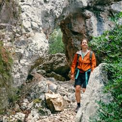 Sabrina zwischen den spektakulären Felsformationen am Weg zur Cala Goloritze