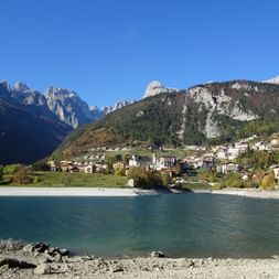 Südtiroler Berge mit See im Vordergrund