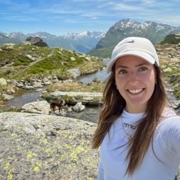 Wanderselfie mit Bergpanorama im Hintergrund
