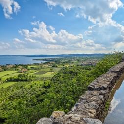 Wassergraben auf der Rocca di Manerba