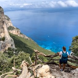 Wanderin an der Küste Sardiniens mit Meerblick