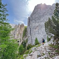Wanderin am Lafatscher Joch im Karwendelgebirge