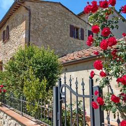 Tuscan house with a charming garden in San Gimignano