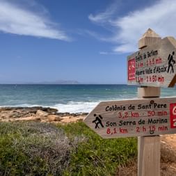 Signpost Colonia de Sant Pere and the beautiful sea