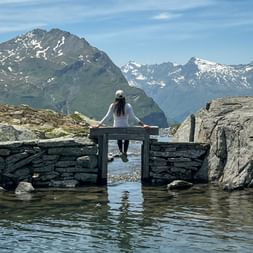Wanderin macht Pause am Surettasee