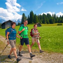 Wanderer am schönen Wanderweg im Bayrischen Alpenvorland