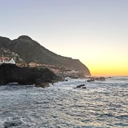 Sonnenuntergang über der Küste von Porto Moniz
