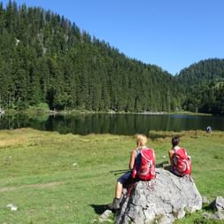 Wanderinnen mit Blick auf Taubensee