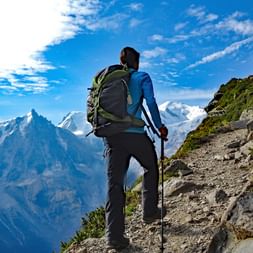 Steiniger Wanderweg mit Blick auf den Mont Blanc