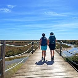 Wanderer am Strandpfad der Algarve