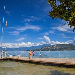 Bardolino Steg am Gardasee mit Aussicht auf die Berge