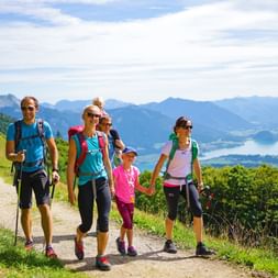 Hikers in front of a lake panorama in the Salzkammergut