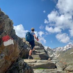 Wanderin im Schnalstal auf Felsen