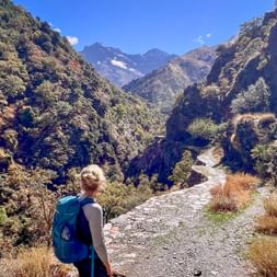 Schöner Wanderweg inmitten hoher Berge