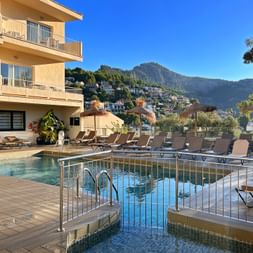Hotel Eden mit Pool und Aussicht auf den Strand von Port Sóller