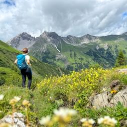 Wanderin mit blick auf das Bergpanorama von Steeg nach Landeck