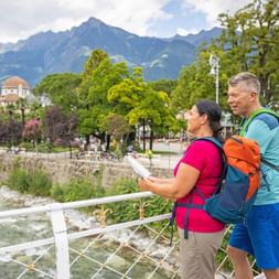 Wanderer auf der Postbrücke in Meran