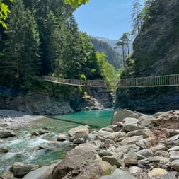 Hängebrücke in der Vimala-Schlucht