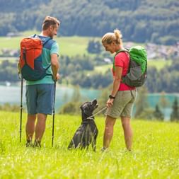 Wanderer mit Hund im Salzkammergut
