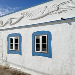 Weiße Hausmauer mit Bemalungen und Ornamenten