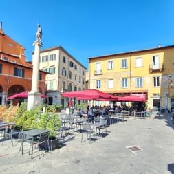 Piazza in Pisa mit Gastgarten