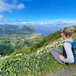Wanderin mit Ausblick auf die Nordküste von Madeira