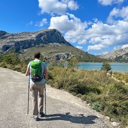 Wanderer entlang des Cuber Stausees