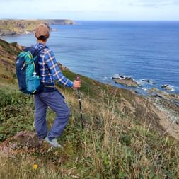 Wanderin genießt das Küstenpanorama in Cornwall