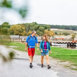 Zwei Wanderer am Küstenweg in Vitemoella